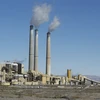 Khí thải bốc lên từ ống khói tại nhà máy điện ở Castle Dale, Utah, Mỹ. (Ảnh: AFP/TTXVN)