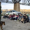 Lực lượng tuần tra biên giới Mỹ ngăn chặn người di cư tại Sunland Park, New Mexico, biên giới Mỹ-Mexico. (Ảnh: AFP/TTXVN)
