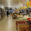 Người dân mua hàng hóa tại siêu thị ở Essen, miền Tây nước Đức. (Ảnh: AFP/TTXVN)