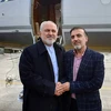 Ngoại trưởng Iran Mohammad Javad Zarif (trái) và chuyên gia Massoud Soleimani đứng gần một máy bay tại một địa điểm không được tiết lộ. (Nguồn:AFP)