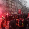 Hàng nghìn người tham gia bãi công phản đối cải cách hưu trí của chính phủ tại thủ đô Paris, Pháp, ngày 5/12. (Ảnh: THX/TTXVN)
