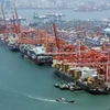 Container hàng hóa được xếp tại cảng ở Busan, Hàn Quốc. (Ảnh: AFP/TTXVN)