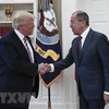 Tổng thống Mỹ Donald Trump (trái) và Ngoại trưởng Nga Sergei Lavrov (phải) trong một cuộc gặp tại Nhà Trắng. (Nguồn: AFP/TTXVN)