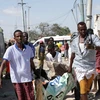 Chuyển nạn nhân tại hiện trường vụ đánh bom ở thủ đô Mogadishu, Somalia ngày 28/12/2019. (Ảnh: THX/TTXVN)