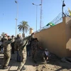 Các tay súng thuộc nhóm phiến quân Hashd al-Shaabi biểu tình bên ngoài sứ quán Mỹ ở Baghdad, Iraq ngày 31/12/2019. (Ảnh: AFP/TTXVN)
