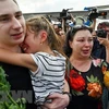 Một tù nhân vui mừng gặp người thân tại sân bay quốc tế Boryspil ở Kiev, Ukraine ngày 7/9. (Ảnh: AFP/TTXVN)