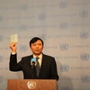 Đại sứ, Trưởng phái đoàn Việt Nam tại Liên hợp quốc Đặng Đình Quý tuyên thệ trước Hiến chương Liên hợp quốc tại Lễ thượng cờ. (Ảnh: Khắc Hiếu/TTXVN)