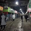 Nhân viên y tế kiểm tra tại một ngôi chợ ở Vũ Hán. (Nguồn: dailymail.co.uk)