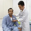Bệnh nhân Y Nhi Ayun được thăm khám trước khi xuất viện. (Ảnh: Tuấn Anh/TTXVN)