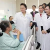 Chủ tịch Quốc hội Nguyễn Thị Kim Ngân tặng quà cho các bệnh nhân đang điều trị tại Bệnh viện Y học cổ truyền Trung ương năm 2019. (Ảnh: Trọng Đức/TTXVN)