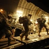 Các binh sỹ Mỹ đi lên một chiếc máy bay C-17 tại sân bay quốc tế Baghdad. (Nguồn: AP)