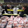 Người dân chọn mua hàng hóa tại siêu thị ở Toulouse, Pháp. (Ảnh: AFP/TTXVN)