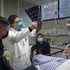Nhân viên y tế làm việc tại phòng điều trị đặc biệt dành cho bệnh nhân mắc bệnh phổi do virus corona mới gây ra tại Nam Xương, tỉnh Giang Tô, Trung Quốc, ngày 25/1. (Ảnh:THX/TTXVN)