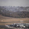 Khói bốc lên từ đám cháy rừng tại khu vực giữa Canberra và Queanbeyan của Australia ngày 22/1/2020. (Ảnh: THX/TTXVN)