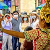 Khách du lịch đeo khẩu trang phòng tránh lây nhiễm virus corona tại Bangkok, Thai Lan, ngày 27/1/2020. (Ảnh: AFP/TTXVN)