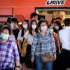 Người dân đeo khẩu trang đề phòng lây nhiễm virus corona tại Bangkok, Thái Lan. (Ảnh: AFP/TTXVN)