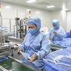 Khẩu trang được sản xuất tại nhà máy ở Trùng Khánh, Trung Quốc. (Ảnh: THX/TTXVN)