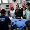 Thủ tướng Thái Lan Prayut Chan-o-cha (giữa) thăm nạn nhân còn sống sót trong vụ xả súng tại thành phố Korat thuộc tỉnh Nakhon Ratchasima ngày 9/2/2020. (Ảnh: AFP/TTXVN)