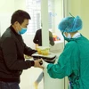 Dịch nCoV: Bác sỹ phát cơm tận phòng cho người Trung Quốc bị cách ly