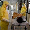 Diễn tập chăm sóc người bệnh nhiễm virus tại Indonesia. (Nguồn: AFP)