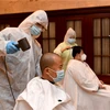Cắt tóc miễn phí cho nhân viên y tế ở Vũ Hán, tỉnh Hồ Bắc. Nhiều nhân viên y tế được phái đến trung tâm dịch bệnh đã chọn cắt tóc ngắn để dễ mặc đồ bảo hộ hơn.(Nguồn: China News)