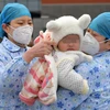 Em bé 7 tháng tuổi nhiễm COVID-19 được xuất viện sau 9 ngày điều trị tại bệnh viện ở tỉnh Giang Tô, Trung Quốc, ngày 19/2. (Ảnh: THX/TTXVN)