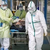 Nhân viên y tế chuyển bệnh nhân nhiễm dịch viêm đường hô hấp cấp COVID-19 tới bệnh viện Vũ Hán, tỉnh Hồ Bắc, Trung Quốc. (Ảnh: Reuters/TTXVN)