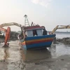 Giải cứu tàu cá mắc cạn. (Ảnh: Nguyễn Oanh/TTXVN)