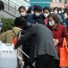 Người dân xếp hàng tại Chonju, Hàn Quốc chờ nhận thuốc sát khuẩn trong bối cảnh bùng phát dịch COVID-19, ngày 26/2/2020. (Ảnh: Yonhap/TTXVN)
