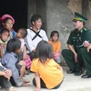Bộ đội biên phòng Lai Châu tuyên truyền, phổ biến, giáo dục pháp luật tới người dân xã biên giới Dào San, huyện Phong Thổ. (Ảnh: Nguyễn Công Hải/TTXVN)