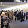 Người dân đeo khẩu trang để phòng tránh lây nhiễm COVID-19 tại sân bay Haneda, Tokyo, Nhật Bản. (Ảnh: THX/TTXVN)