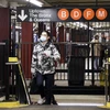 Người dân đeo khẩu trang phòng dịch COVID-19 tại ga tàu điện ngầm ở Manhattan thuộc New York, Mỹ ngày 5/3/2020. (Ảnh: THX/TTXVN)