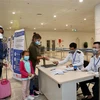 Hành khách làm thủ tục khai báo y tế trước khi nhập cảnh vào Việt Nam tại cửa khẩu Sân bay quốc tế Nội Bài (Hà Nội), chiều 7/3. (Ảnh minh họa. Dương Giang/TTXVN)