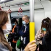 Người dân đeo khẩu trang phòng lây nhiễm COVID-19 trên tàu điện ngầm ở Hong Kong, Trung Quốc. (Ảnh: AFP/TTXVN)