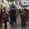 Người dân mua bán hàng hóa tại chợ ở Mexico City, Mexico. (Ảnh: AFP/TTXVN)