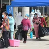 Bệnh nhân nhiễm COVID-19 xuất viện sau khi được chữa khỏi tại bệnh viện ở Vũ Hán, tỉnh Hồ Bắc, Trung Quốc, ngày 10/3/2020. (Ảnh: THX/TTXVN)
