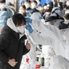 Nhân viên y tế lẫy mẫu bệnh phẩm để xét nghiệm nhằm phát hiện các trường hợp nhiễm dịch COVID-19 ở Seoul, Hàn Quốc ngày 10/3/2020. (Ảnh: THX/TTXVN)