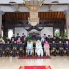 Quốc vương Malaysia Sultan Abdullah Sultan Ahmad Shah (giữa, trái), Hoàng hậu Tunku Azizah Aminah Maimunah Iskandariah (giữa, phải) và Thủ tướng Muhyiddin Yassin (thứ 5, trái, hàng trước) cùng các thành viên nội các mới chụp ảnh chung.