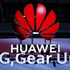 Biểu tượng của Huawei và mạng 5G. (Ảnh: AFP/TTXVN)