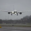 Máy bay Boeing 777X hạ cánh sau chuyến bay thử nghiệm đầu tiên tại Seattle, Washington ngày 25/1/2020. (Ảnh: AFP/TTXVN)