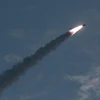 (Ảnh do Hãng thông tấn Trung ương Triều Tiên KCNA phát): Một tên lửa đạn đạo dẫn đường tầm ngắn được phóng thử tại một địa điểm không xác định ở Triều Tiên ngày 25/7/2019. (Ảnh: AFP/TTXVN)