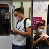 Người dân đeo khẩu trang phòng lây nhiễm COVID-19 tại Singapore. (Ảnh: AFP/TTXVN)