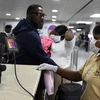 Nhân viên điều khiển máy quét thân nhiệt tại sân bay quốc tế Murtala Mohammed ở Lagos, Nigeria. (Ảnh: AFP) 