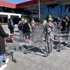Người dân xếp hàng bên ngoài một siêu thị ở Podgorica, Montenegro ngày 16/3/2020, trong bối cảnh dịch COVID-19 lan rộng. (Ảnh: AFP/TTXVN)