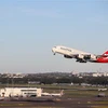 Máy bay của hãng hàng không Qantas cất cánh từ sân bay Sydney, Australia\. (Ảnh: THX/TTXVN)