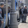 Cảnh sát Nga gác tại bến xe buýt trong chiến dịch tăng cường an ninh tại Moskva, Nga, ngày 10/8. (Ảnh: AFP/TTXVN)