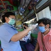 Kiểm tra thân nhiệt tại hành khách ở thủ đô Bangkok, Thái Lan nhằm ngăn chặn dịch COVID-19 lây lan. Ảnh: THX/TTXVN)