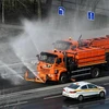 Phun khử trùng đường phố nhằm ngăn chặn sự lây lan của dịch COVID-19 tại Moskva, Nga. (Ảnh: AFP/TTXVN)