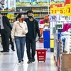 Người dân đeo khẩu trang để phòng tránh lây nhiễm COVID-19 tại siêu thị ở Vũ Hán, tỉnh Hồ Bắc, Trung Quốc, ngày 24/3/2020. (Ảnh: THX/TTXVN)