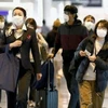 Hành khách tại sân bay Narita, gần Tokyo, Nhật Bản. (Ảnh: Kyodo/TTXVN)